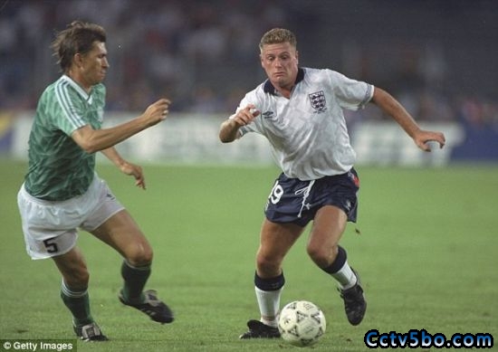 1990年世界杯，加斯科因的表现给世界球迷留下了深刻印象