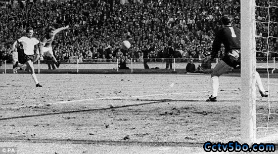 1966年世界杯决赛，赫斯特攻破西德队球门瞬间