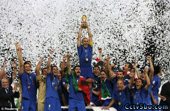 卡纳瓦罗征战四届世界杯，在2006年“黄袍加身”