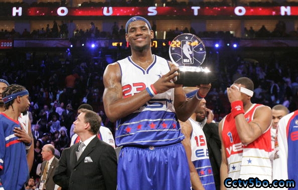 2006年NBA全明星正赛詹姆斯获得MVP