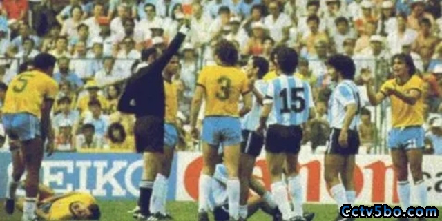 1982年世界杯，阿根廷VS巴西，马拉多纳故意踢人吃到红牌