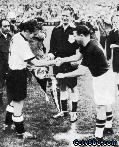 1954年世界杯，决赛前，普斯卡什（黑衣）与瓦尔特握手