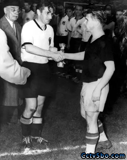 1954年世界杯，决赛后，普斯卡什（黑衣）与瓦尔特握手