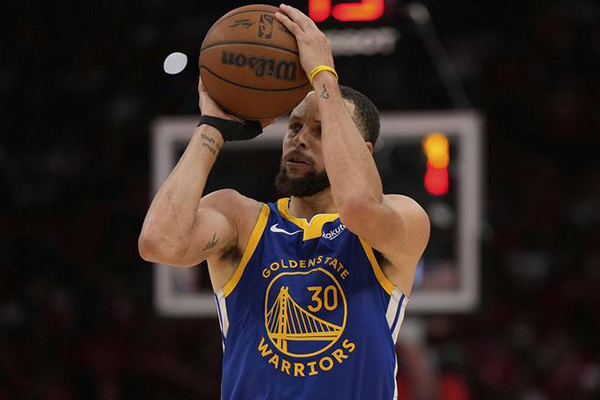 名记Zach Lowe怒批NBA2025-26远投新规:纵容畏缩球员,力赞库里等敢投者