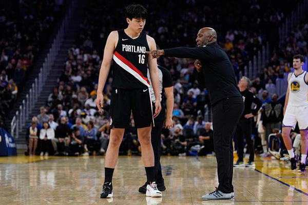 杨瀚森NBA前景引关注，库里直言其潜力与挑战