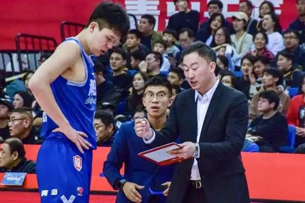 杨瀚森NBA首秀在即，恩师刘维伟赴美见证
