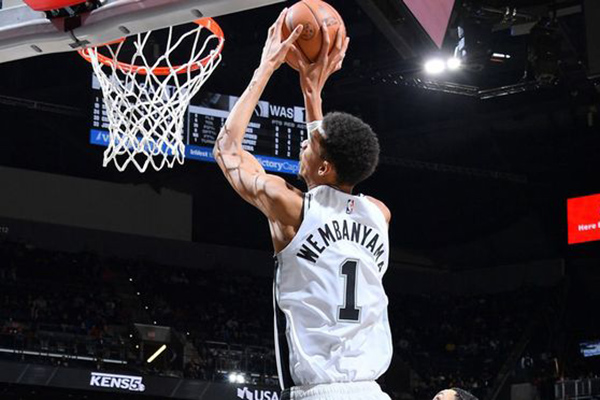 文班亚马剑指MVP+DPOY，NBA历史仅两人达成双料荣誉
