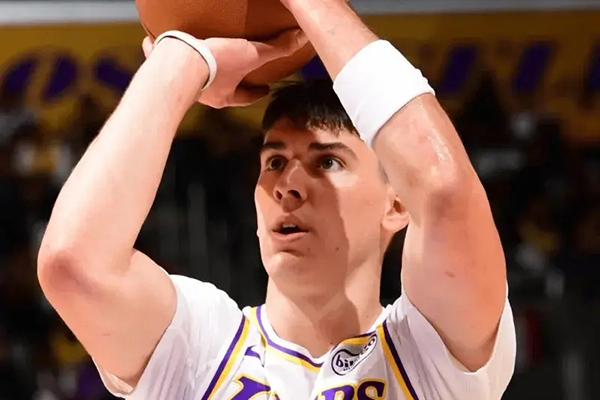 湖人三奇兵破质疑：海斯拉拉维亚布朗尼闪耀胜热火