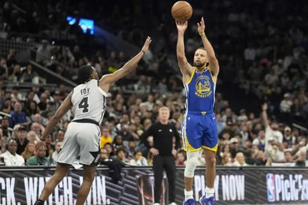 勇士险胜马刺：库里49分绝杀难掩队友平庸