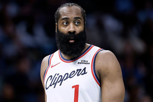 东契奇43+9+13破纪录 湖人三巨头合砍99分大胜快船