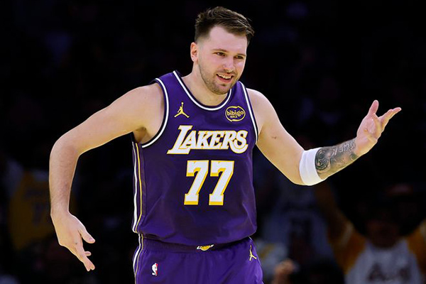 东契奇43+9+13破纪录 湖人三巨头合砍99分大胜快船