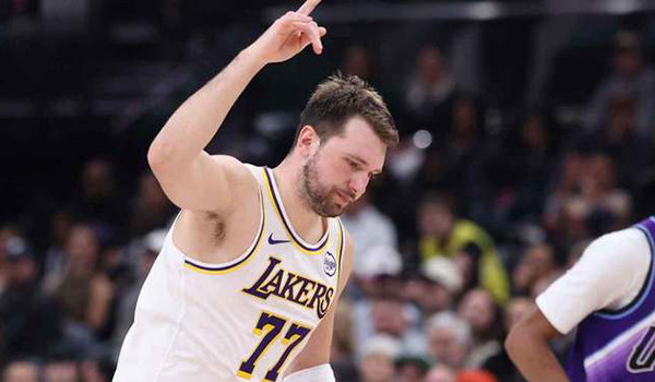 东契奇驾布加迪亮相湖独大战，黑色星期五添炫酷注脚