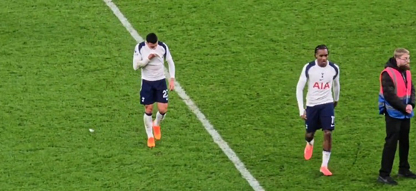 波罗怒斥队友+忽视看台,球迷怒批:热刺的脸都被你丢光