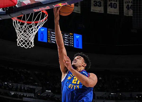 独行侠17分逆转掘金：韧性铸就胜利，团队协作成关键