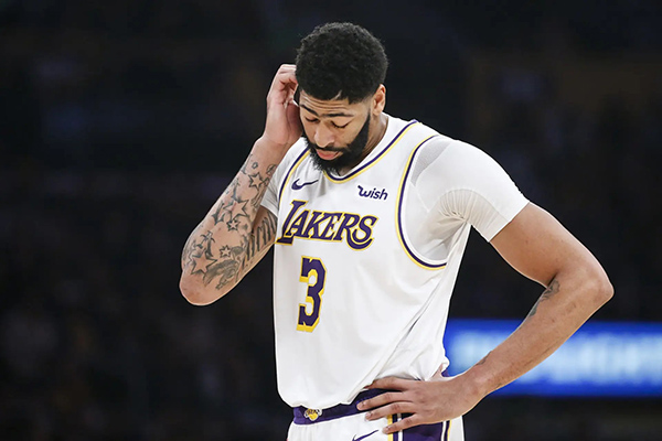 独行侠逆转掘金终结两连败 戴维斯约基奇双雄对决