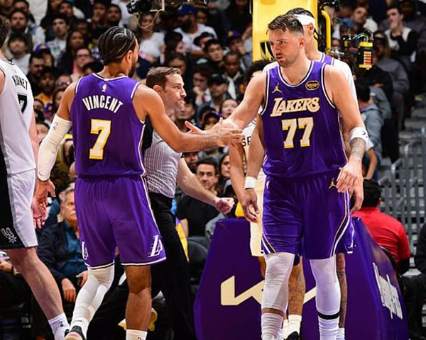 119-132！湖人负马刺暴露防守问题，斯玛特亮眼难挽局