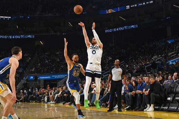 库里复出勇士险胜森林狼 上半场63-61领先拉锯