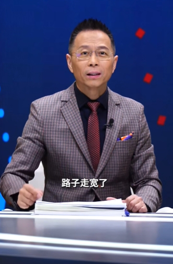 詹俊点赞萨拉赫“转型”:主动串联队友,二前锋踢法打开冠军通道