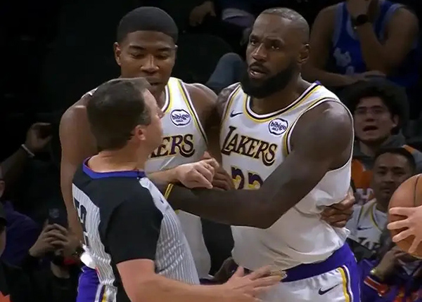 湖人险胜太阳上演惊魂逆转，詹姆斯狄龙全程缠斗拉满戏剧性